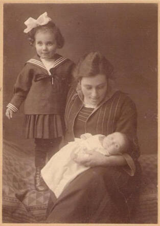 Elisabeth Vecht-Heijmans met Selma Bertha (1919-1955) en pasgeboren Bertha Mirjam
