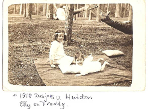 Esther (Elly) Smit-van Huiden als kind met haar jongere zusje, 1919