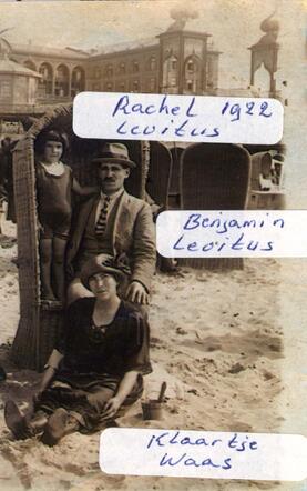 Rachel Elsas-Levitus met haar ouders Benjamin Levitus en Klaartje Waas, 1922