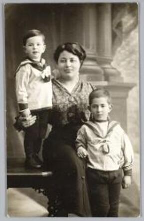 Emma Simons met haar twee neefjes, 1916