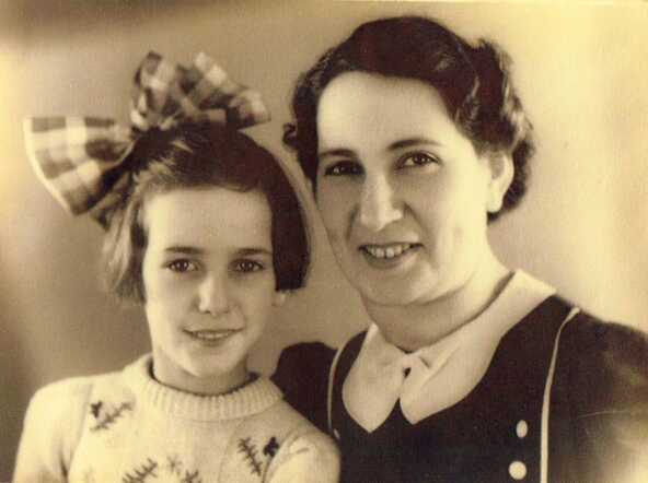 Engeltje Poppelsdorf-Wans with her daughter Rebecca