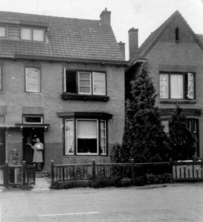 Schoontje van Es-van de Rhoer in de deuropening van haar huis aan de Steenwijkerstraatweg 5 in Meppel