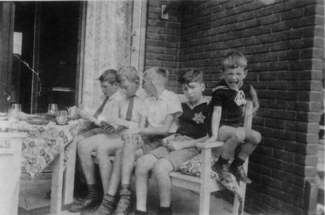 Ernst Hans van Esso (2nd from the right) with his friends, 1942