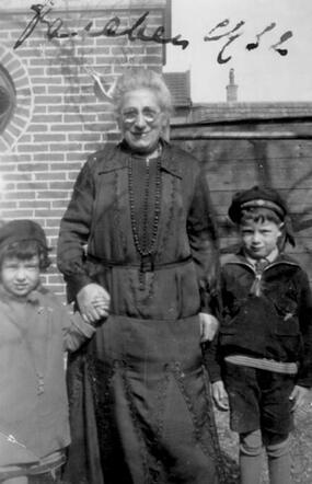 Sariena van Esso-Kan met twee van haar kleinkinderen