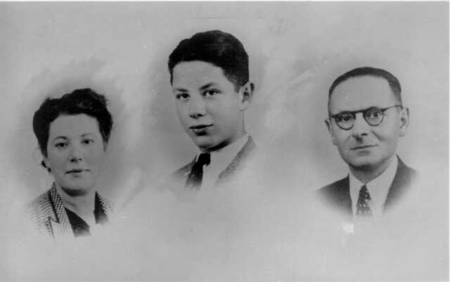 Leo van Esso with his parents Meijer and Marie van Esso-van Zuiden in 1941