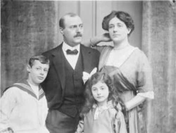 Estella Cohen-Leeuwensteen met haar man en kinderen, 1915