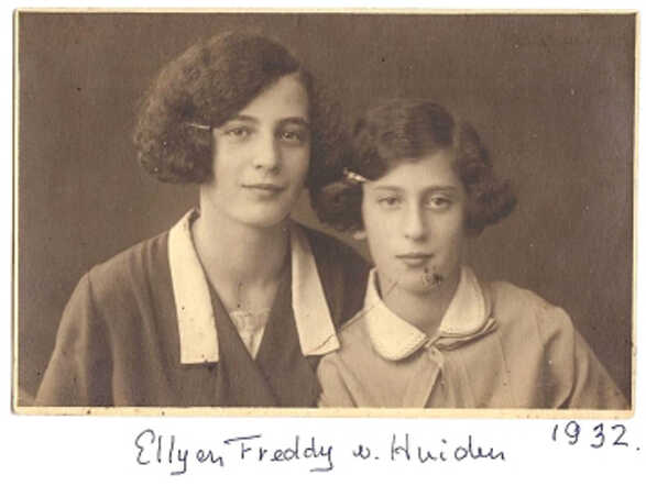Esther (Elly) Smit-van Huiden met haar jongere zusje, 1932