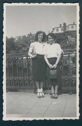 Eva Emmering (left) and Elena Emmering in 1942