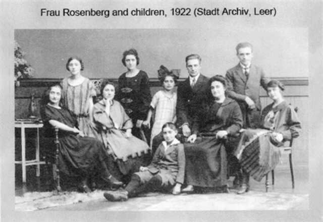 Treinle Therese Rosenberg-Wechsler met haar kinderen, 1922