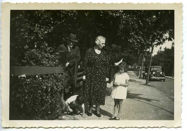 Filippus en Bernarda Berkelij-Meijers met hun kleinkinderen