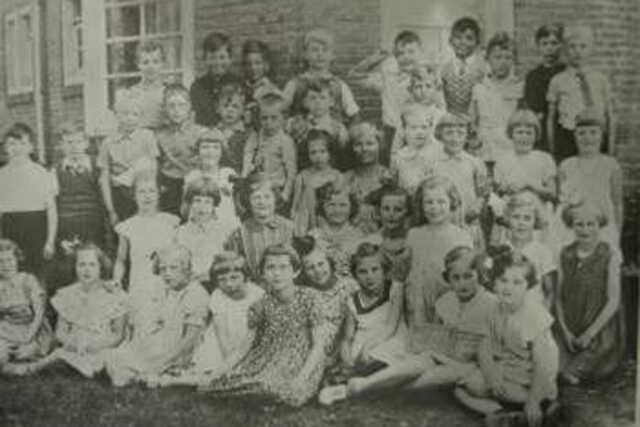 Harriëtte Mia (Jettie) Fischler (small, dark haired girl in the middle) on a school photo