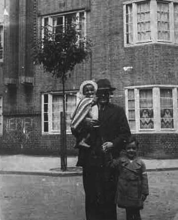 Antonie (Tonie) (right) and Aron Max Fontijn with their father Jacob (Jaap) Fontijn
