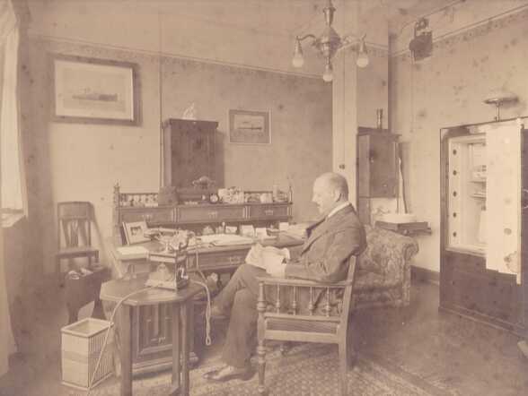 Bernard in zijn Amsterdamse kantoor aan het Singel omstreeks 1924/1925