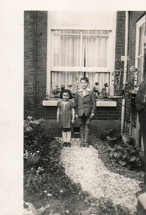 Gerda Klein met haar neefje Josef Prager in Nederland