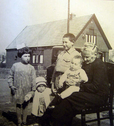 Emma Frank (left), Fanny Frank and Louise Bertha Frank (on the lap of his grandmother) with Julius Frank and their grandmother who died at the beginning of the war.