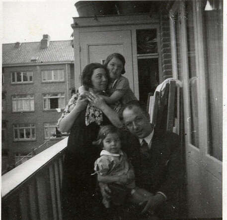 Veronica Jenny Frank (top) and Jenny Frank, with their parents Maurits and Rebecca Frank-Sluizer
