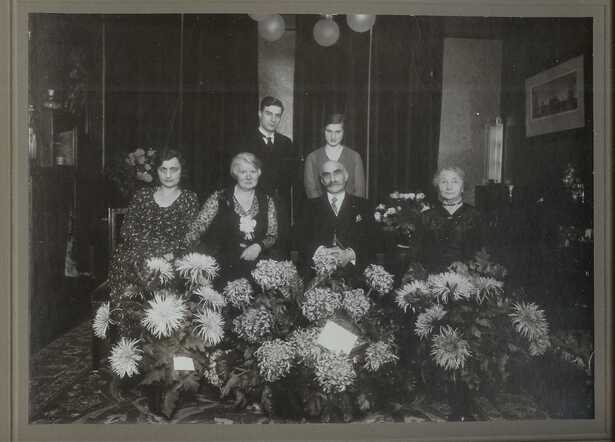 Family picture with Frederik Lodewijk Pieter (Loe) de Jong