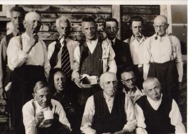 Frederik Cohen, vooraan eerste links, werkkamp Conrad (Rouveen)1942