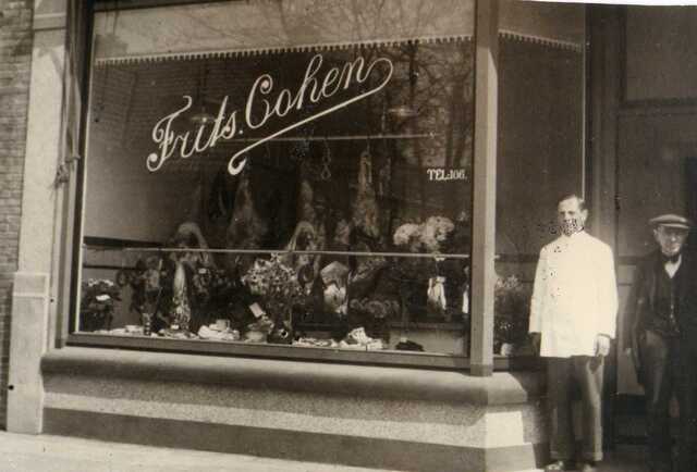 Frederik (Freeks/Frits) en zijn vader Bernhart Cohen 1927 bij de nieuwe kosjere slagerij in Assen