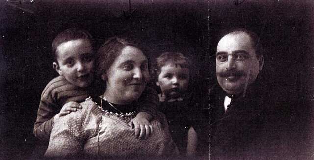 Mietje and Aaron Frenk with their parents Isidor and Elizabeth Frenk-den Hartog