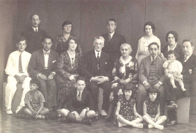 Hester (Hetty) Fresco (front row, on the far right) next to her older sister Regina Hester Fresco on a family photo from 1931. in the middle row on the far right Louis Maurits Polak (on his father's lap (Arnold Polak)). Front row, 2nd from the left is Mau