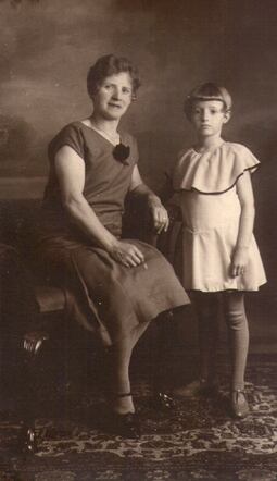 Froukje Cohen met nicht Rosa Kersse, die bij haar in huis woonde tot 1942