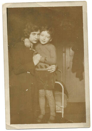 Max Furth with his sister Sara (Sonja), born in 1915. She survived the war