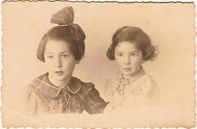 Henriette (Jetje) (links) en Louise van Gelder (en)