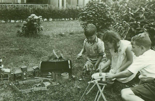 Robert Jozef (Robbie) van Gelder (links) met buurtkinderen Herman de Levie en Letty de Levie (Letty overleefde de oorlog).