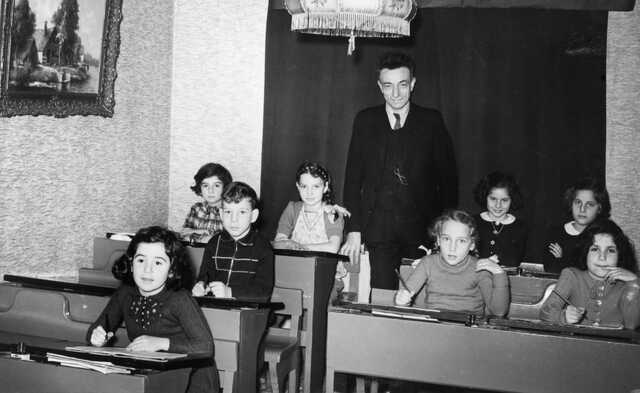 Rolien Johanna van Gelder (first table left) on a photo of the jewish school in Hilversum, 1942