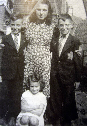 Sonja Henny van Gelder (midden voor)