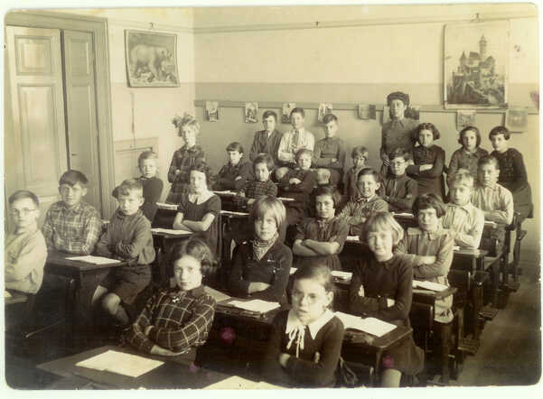 Rachel van Gelderen (3rd table right, left) on a school photo of the Anslijnschool in Haarlem