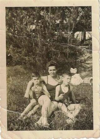 De broertjes Gersons met hun kindermeisje