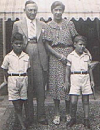 Hans Gersons, probably on the left, with his brother and his parents Louis and Martina Gersons-van Gelder
