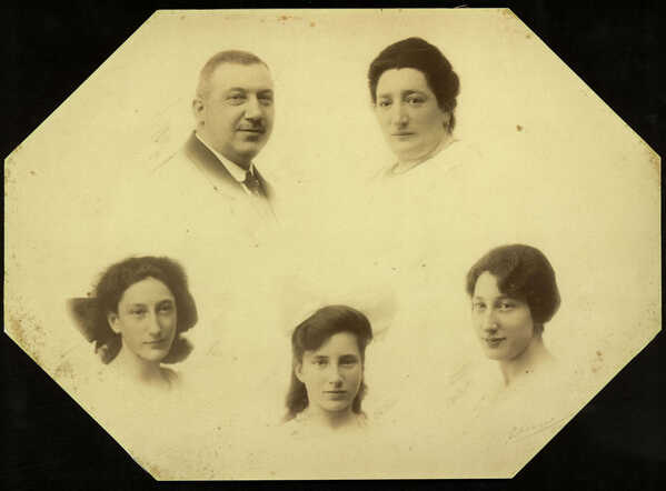 Familieportret van de familie Reens-van Crefeld, circa 1917 