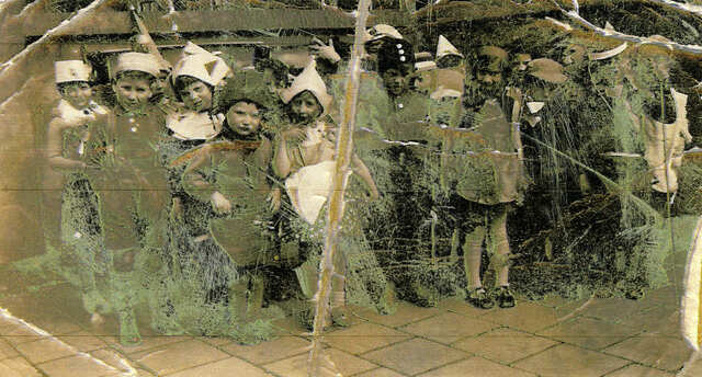 Barend Gobitz in the middle of the picture with the hat with the three dots