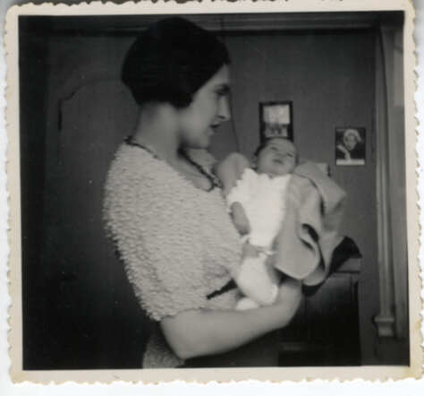 Edith Goldschmidt with her mother Hendrina Elly Goldschmidt-Frank