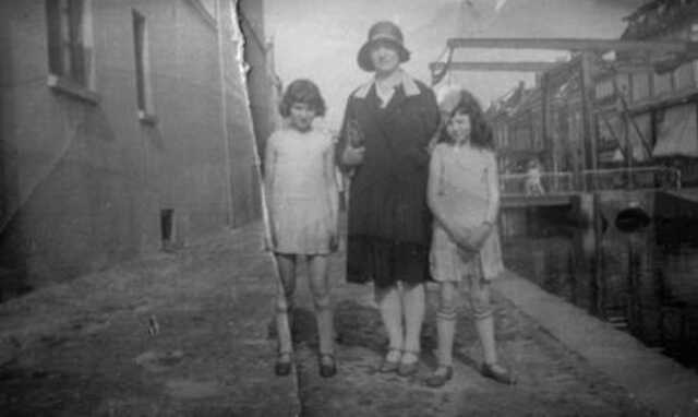 Lini Goldsteen met Betje Roos en Nanny van der Sluis