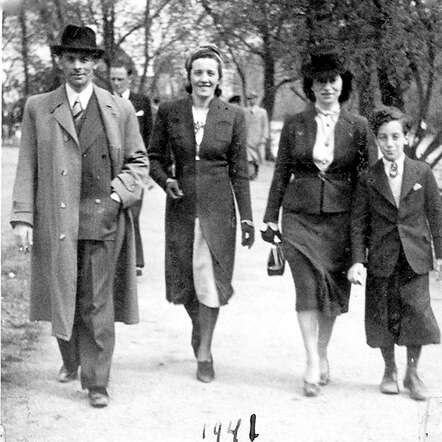 Salomon Benjamin (Benno) de Gorter (right), next to his mother Jeanette de Gorter-Coronel. The other two people are his uncle and aunt Maurits and Mimi Coronel, whio both survived the war.The picture was taken in 1941