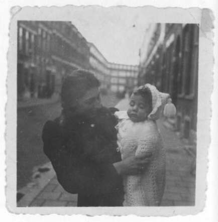 Barnett (Barney) Greenman with his mother Esther Greenman-van Dam, november 1940