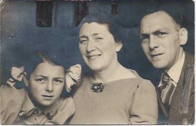 Rosy Henriëtte Groen, met haar ouders Hartog en Esther Groen-van Cleef. (en)