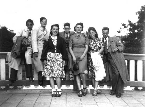 Groep joodse jongeren in Haarlem