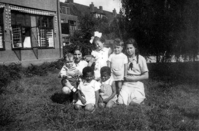 Groep kinderen in het Joodse Weeshuis in Leiden, 1940
