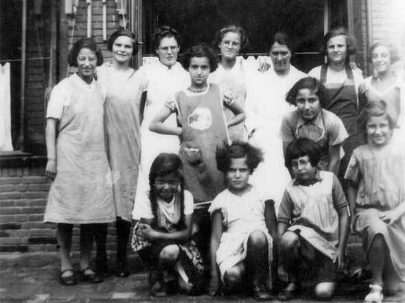Groep meisjes in het Joodse Weeshuis in Leiden, augustus 1939