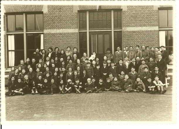 een groep vluchtelingenkinderen in het Zeehuis in Bergen aan Zee, 1939. Fotocollectie Hajo Meyer