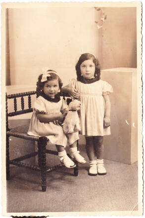 Rachel Hakker (left) with her sister