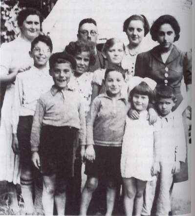 Julie Hamburger (at the front, 2nd from the right), Jakob Hamburger (left, front) en Magdalena Hamburger (middle row, 2nd from the left)