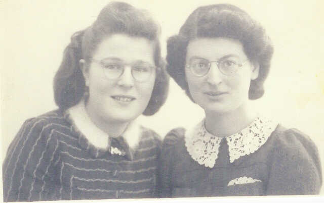 Betsy (Beppie) Hammelburg (left) with her sister Mina Hammelburg