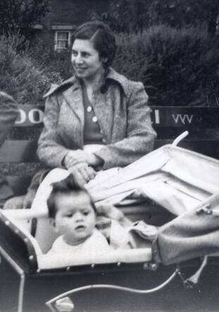 Alice (Aliesje) Hartog with her mother Catharina Hartog-Sluizer