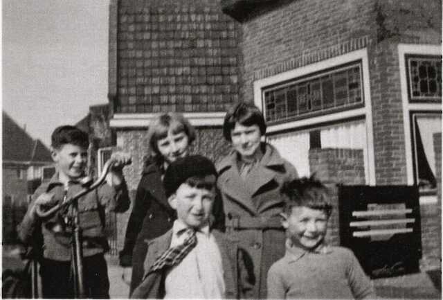 Emanuel (Emiel) den Hartog (on the left) with children from his neighbourhood